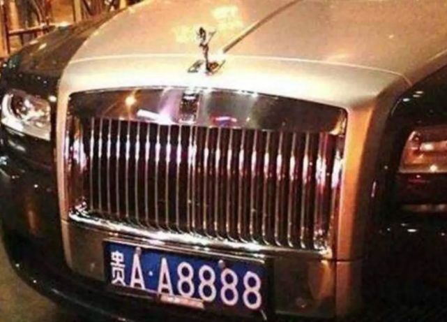 因为卓越贡献,贵州省政府先后数次奖励给陶华碧连号车牌,其中一张车牌