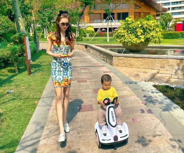 任骏飞携妻子回老家!再创业开球馆,收入不菲多次搬家住4层别墅