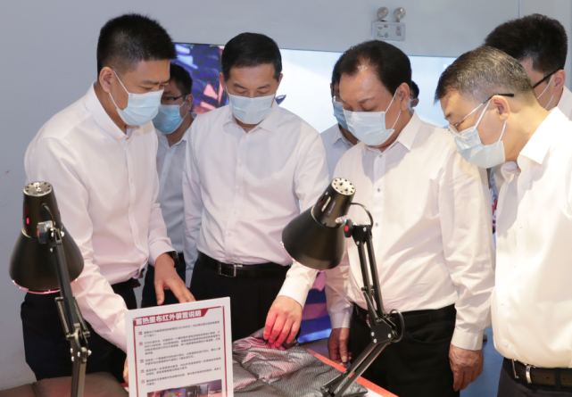 座谈会前,刘小涛一行专程走访了森马集团,巨一集团,实地察看企业技术