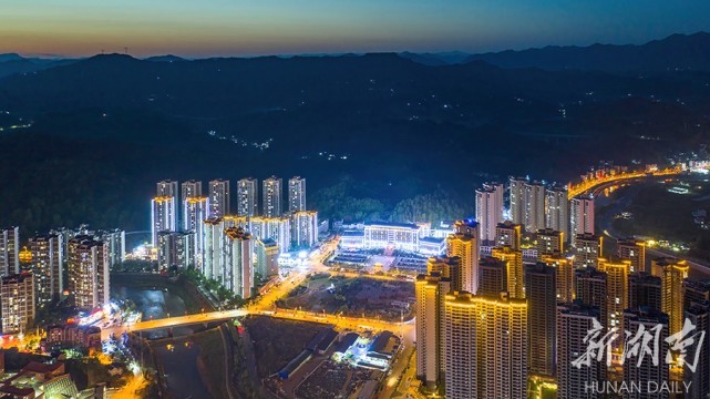 5月3日,夜幕降临,华灯初上,璀璨的灯光把桑植县城照亮.