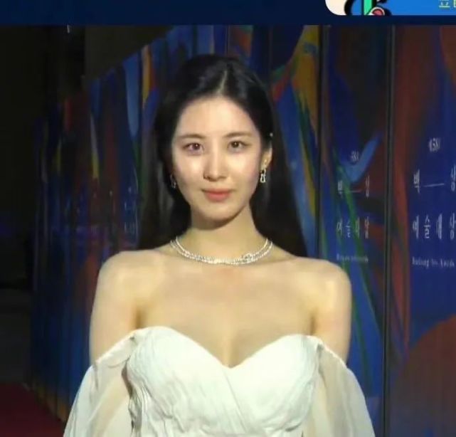 少女时代的成员徐贤,这次也身穿一条白色抹胸礼服裙,发型依然是长卷发