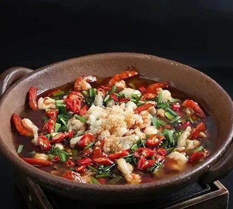 原料 :牛蛙 200克,  草虾150克 , 丝瓜150克 , 小米椒碎50克  ,韭菜末