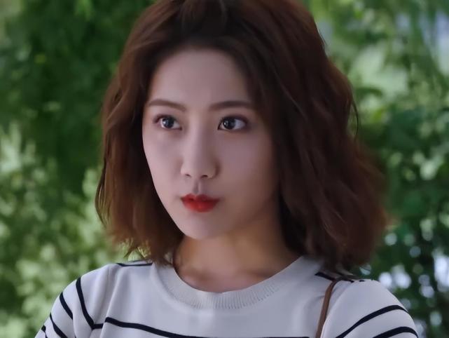 新居之约满屏的大红唇剧情也很扯央一也有看走眼的时候啊