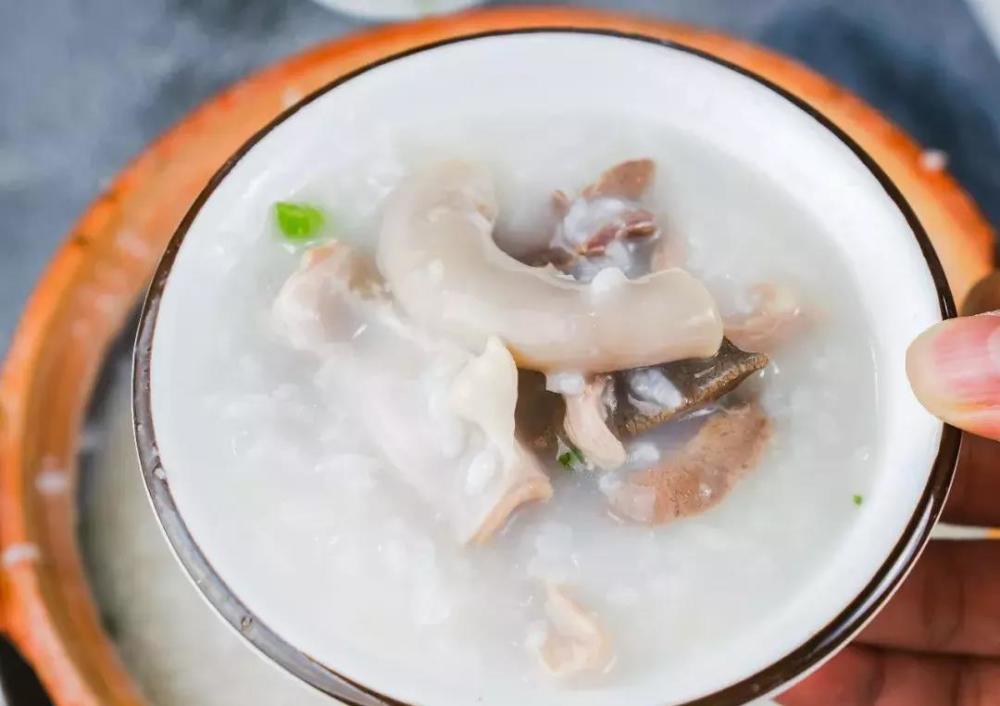瘦肉,粉肠,猪肝和猪心,闻起身有阵淡淡的姜味,因为姜可以祛除肉骚味和