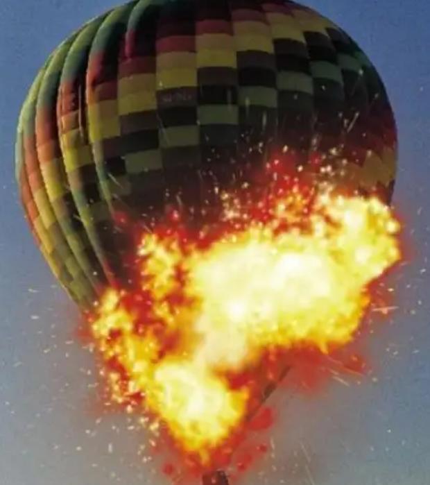 气球受到摩擦后,表面会产生静电,静电可能会造成气球的爆炸,氢气发生