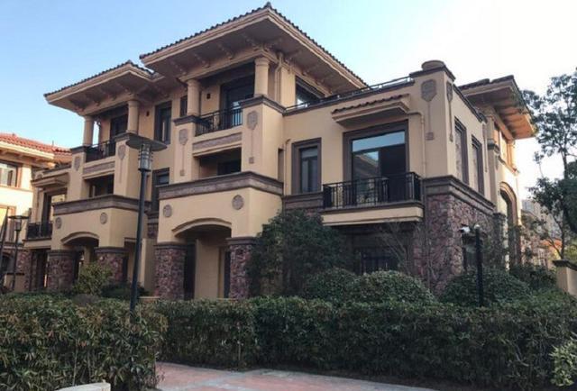 北京七号别墅的秘密每天有大批年轻女孩进出豪车随处可见