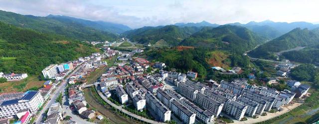 然而平利县是一个人口小县,全县常住人口约18万人,县城规模也比较小.