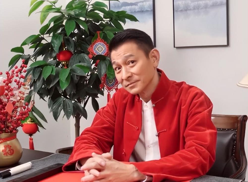 60岁刘德华赤脚拖地,着装清爽犹如年轻小伙_腾讯新闻