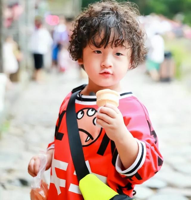 10岁轩轩胖到认不出,兄弟仨似复制粘贴