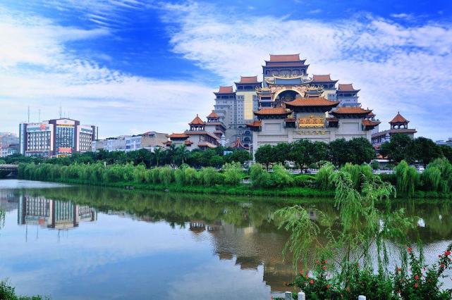 其次玉林的交通比较便利,目前玉林的高速公路,机场,铁路都比较完善了.