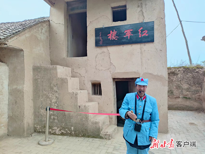 是当年红二十五军"四坡战斗"设立的临时指挥部,"红军楼"三个红色大字