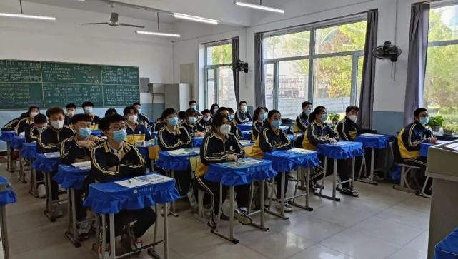 伊通县满族高级中学四平市实验中学伊通县第二中学同学们在经过校门