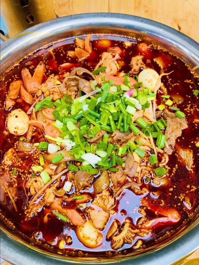 成都"第二实惠"的冒菜,人均仅28元,荤菜吃到饱,生意火爆得很