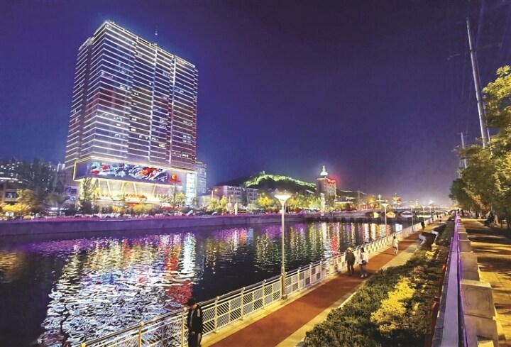 五彩缤纷的吕梁市区东川河人行步道