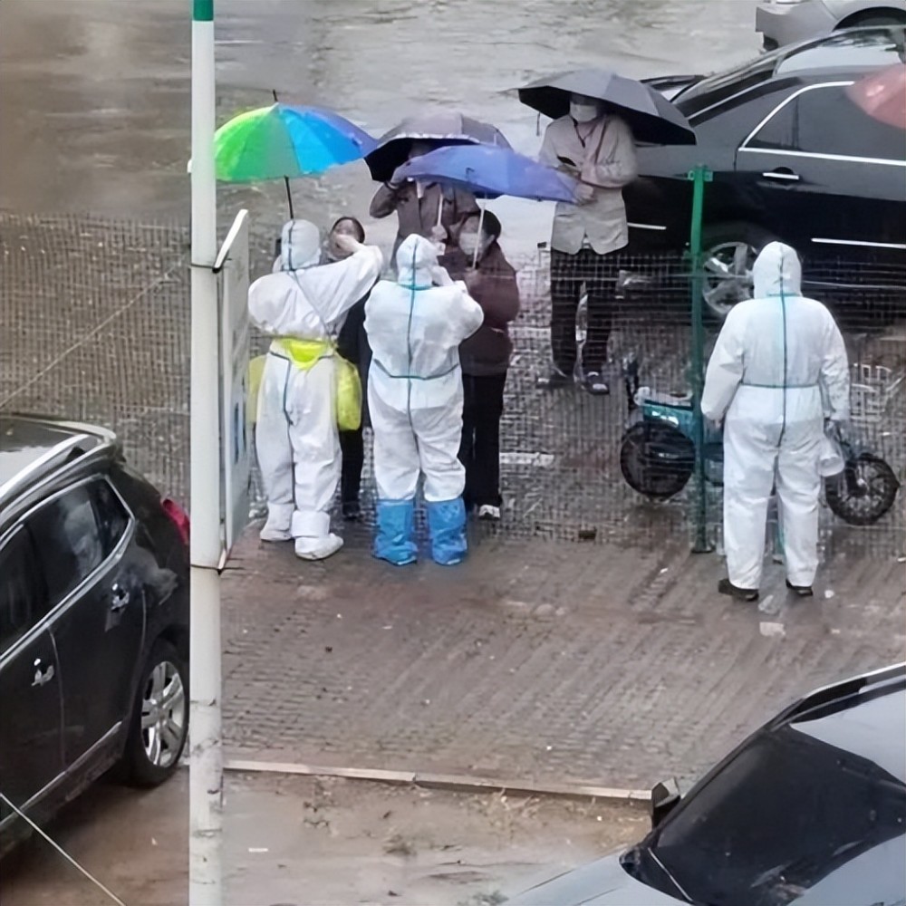 冒雨做核酸检测的图片图片