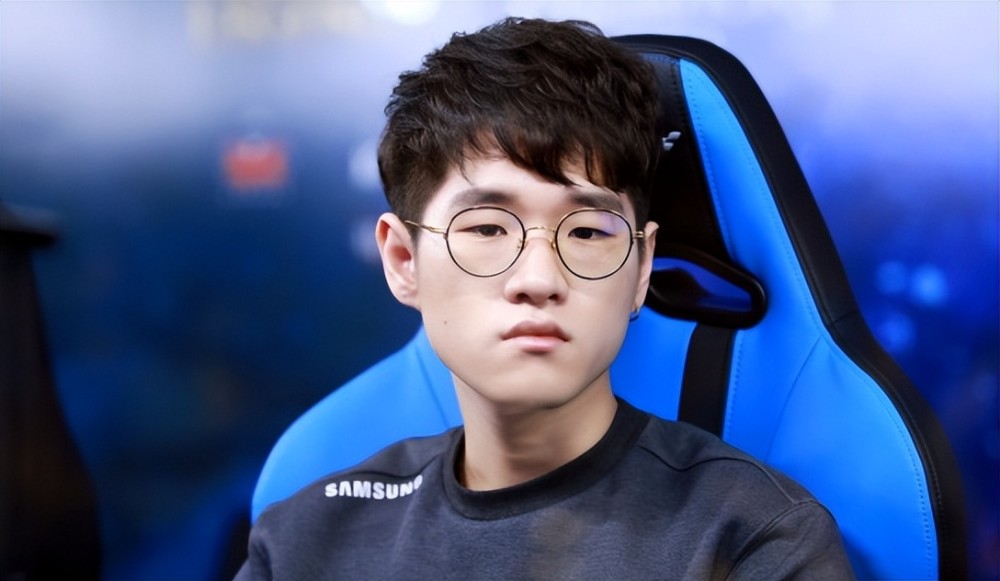 另外皇冠哥或许也是想模仿faker,毕竟faker之前通过虚