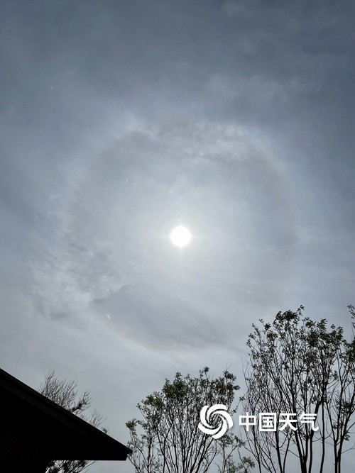 太阳自带光环北京上空现日晕景观