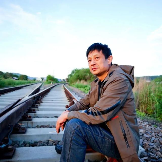 诗赏读丨毛子:这是一个易碎,易裂的世界 需要小心的轻放,不可碰撞