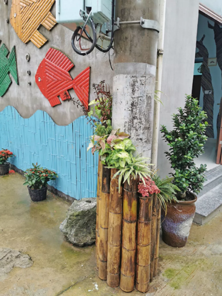 村民自己设计的电线杆花坛,样式多达11种.