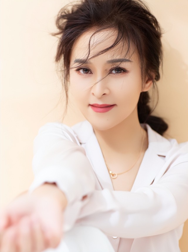 11年后再看何音的状况,才明白跟黄志忠离婚是最好的选择