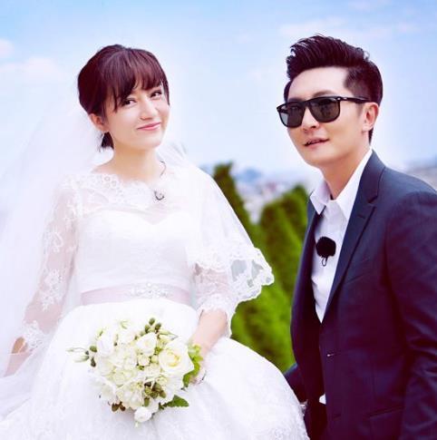 郭京飞与妻子鲍莉,相识1个月后闪婚,婚后生下一子,幸福美满