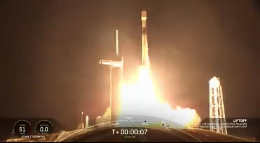 SpaceX发射53颗星链卫星，诞生第三枚一箭12飞火箭英语六级作文真题