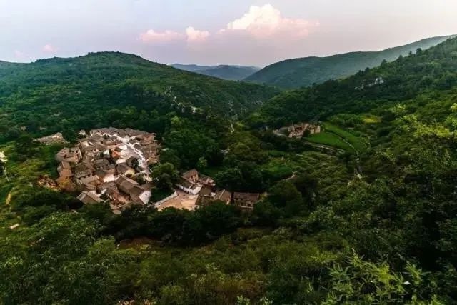 是村子所在地这个地方的山形就像太极图泽州县高都镇最东南有个小山村