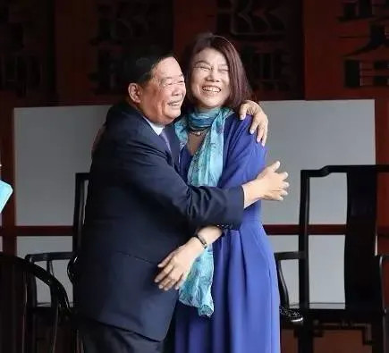 曹德旺:我遇到了红颜知己,咱们离婚吧!没想到妻子只提出2个要求