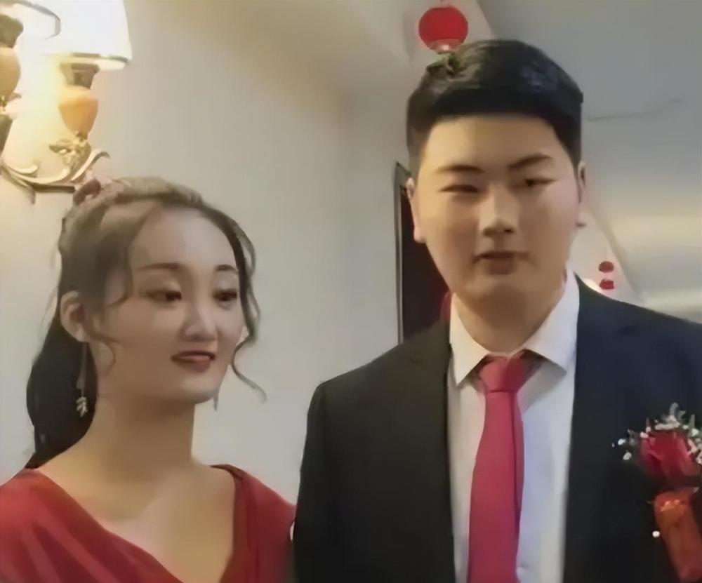 离婚不足半年朱小伟与美女教师订婚陈亚男独自跳舞显寂寞