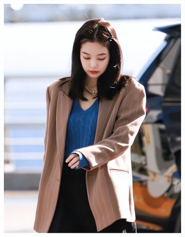 jennie"妮式穿搭"走红,打底只用一条布打蝴蝶结,厉害了!