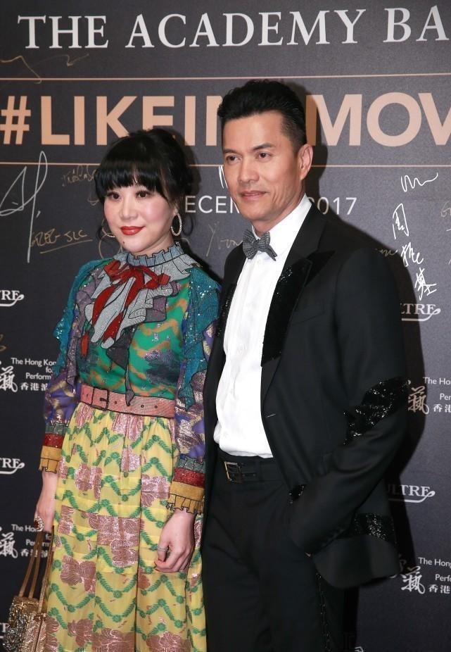 吕良伟妻子不算美,但气质挺耐看的,穿印花裙看出好气色_腾讯新闻