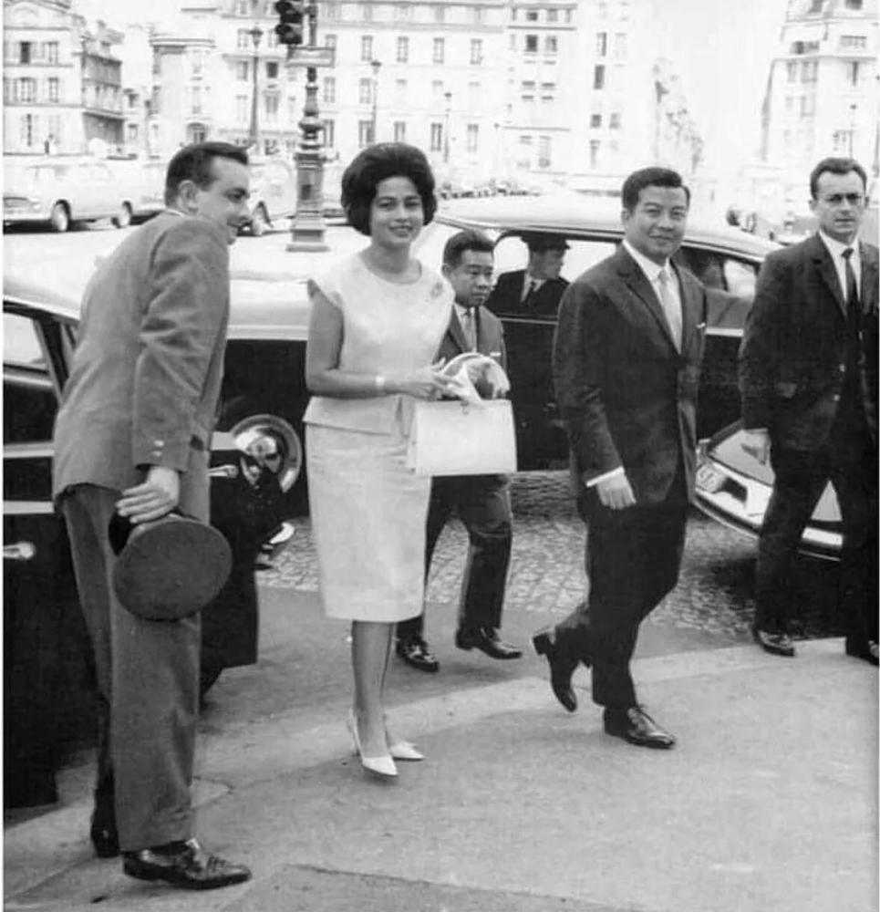 70年代,西哈努克亲王夫人访问我国南方,莫尼列王后的美丽和华贵令国人