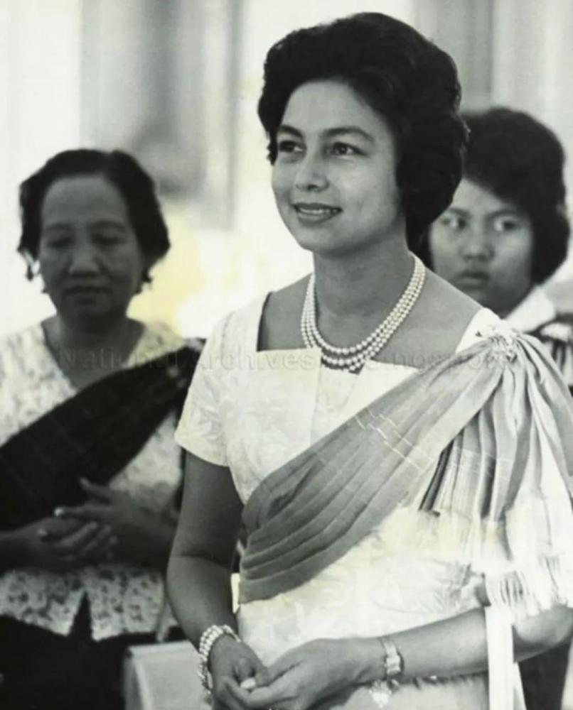 70年代,西哈努克亲王夫人访问我国南方,莫尼列王后的美丽和华贵令国人