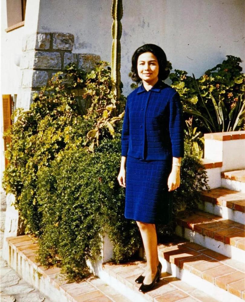 70年代,西哈努克亲王夫人访问我国南方,莫尼列王后的美丽和华贵令国人