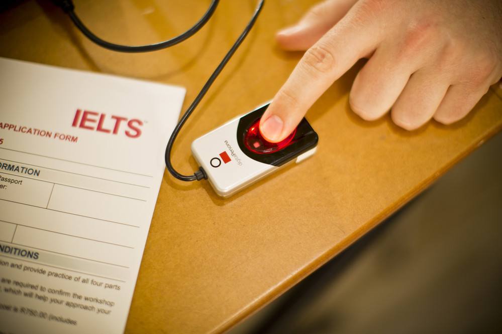 雅思机考口语考试更加灵活,可以选择机考当天或相邻日期.