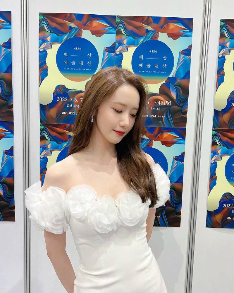 允儿和徐贤颁奖礼中相遇优雅肩线宛如女神果然少时就是白色