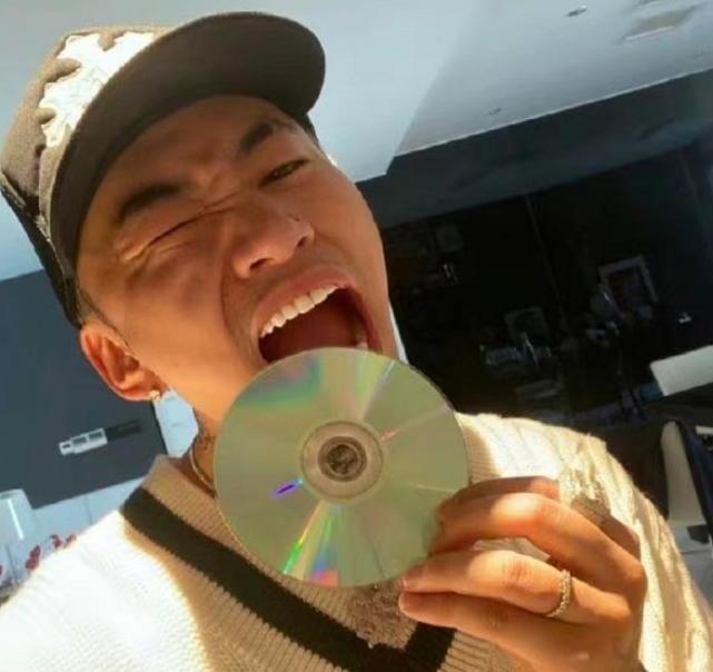 马思唯今年才29岁,是著名rap组合higher brothers的灵魂人物,他有