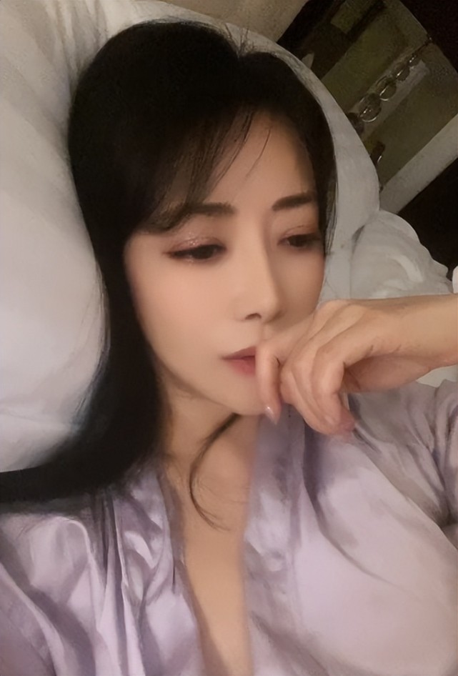 47岁陈紫函深夜晒自拍穿睡衣尖下巴抢镜疑和小9岁老公亮红灯