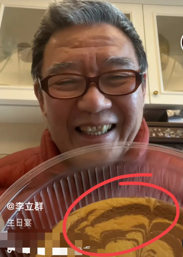 李立群生日收到第一份礼物竟是邻居亲手做的蛋糕和寿司卷