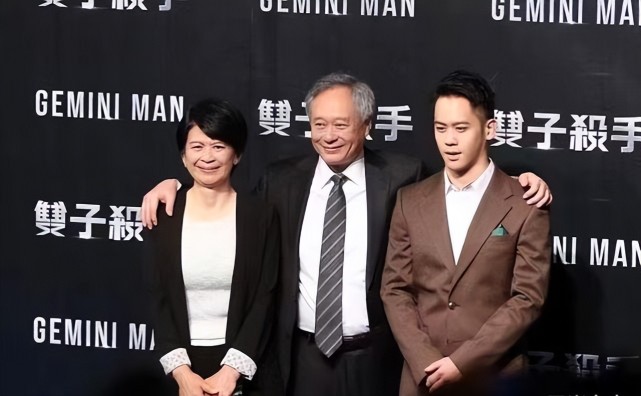 大导演李安与妻儿同台左拥右抱显得意仿佛在炫耀春风得意