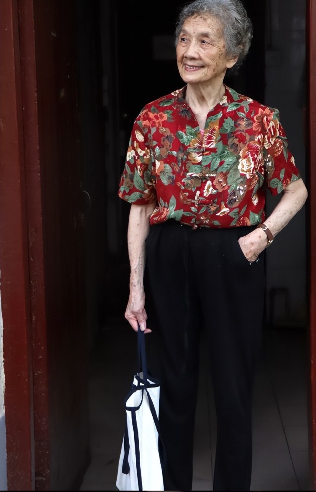 这位90岁老奶奶才是不败岁月穿衣时髦不扮嫩值得中老年人学