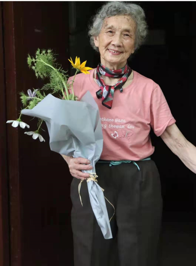 这位90岁老奶奶才是不败岁月,穿衣时髦不扮嫩,值得中老年人学_腾讯