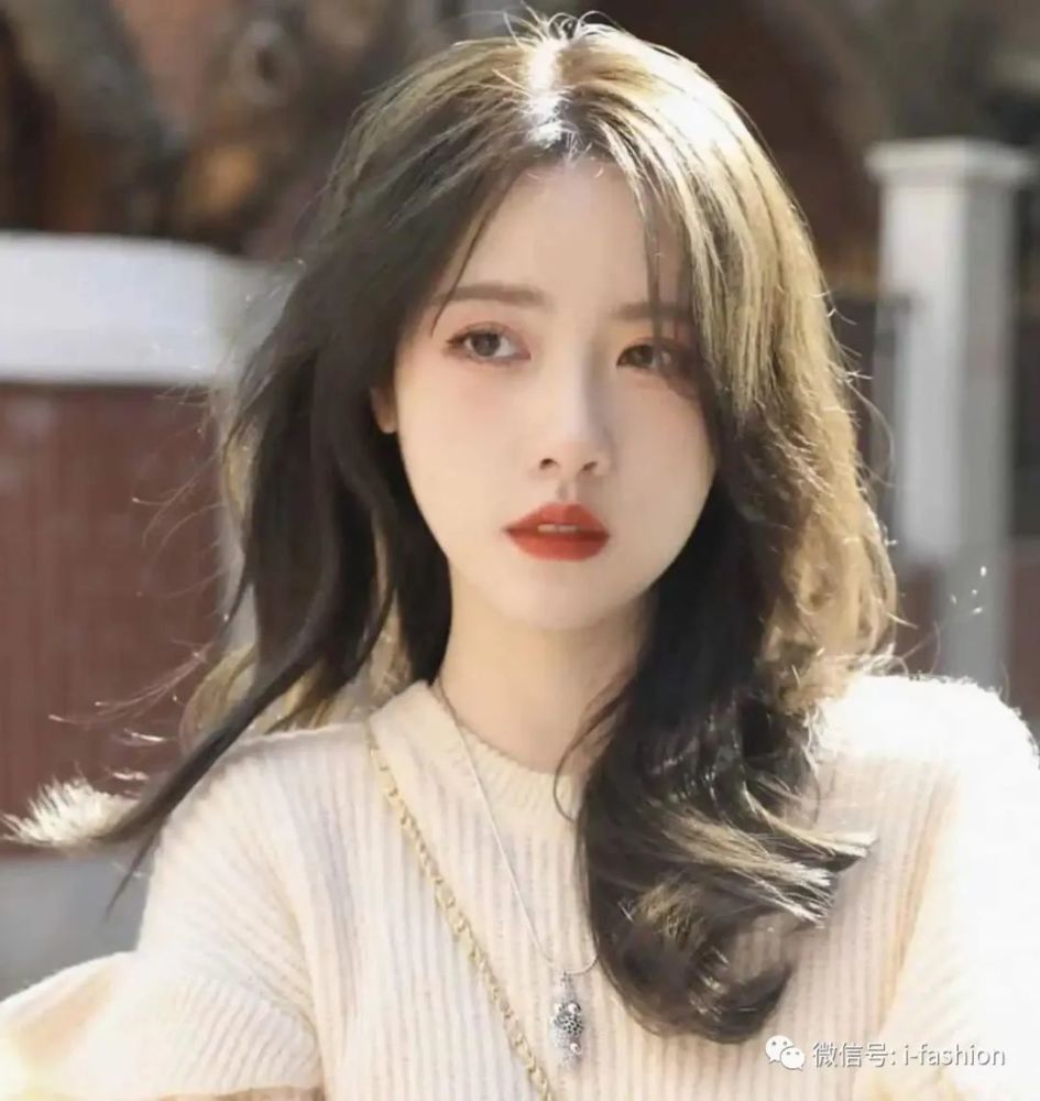 中分长发这种中分的垂肩短发是年轻少女**爱的发型了,利用蓬松中分