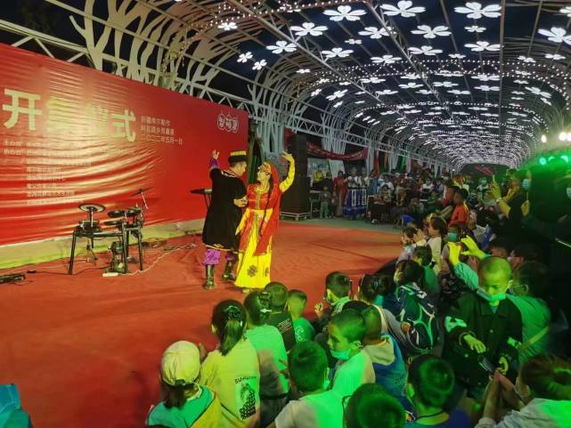 活动现场,阿瓦提乡"小树苗"文艺小分队和库尔勒市女子乐队的成员们为