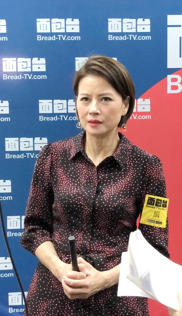 黎燕珊不愧是"首位亚姐冠军",57岁仍然优雅精致,穿花裙挺随和