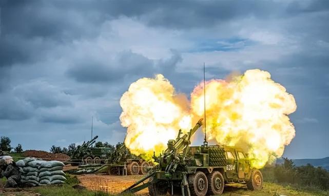 第三代猛士 122毫米火箭炮!轻高机新利器亮相演兵场,万箭齐发场面震撼