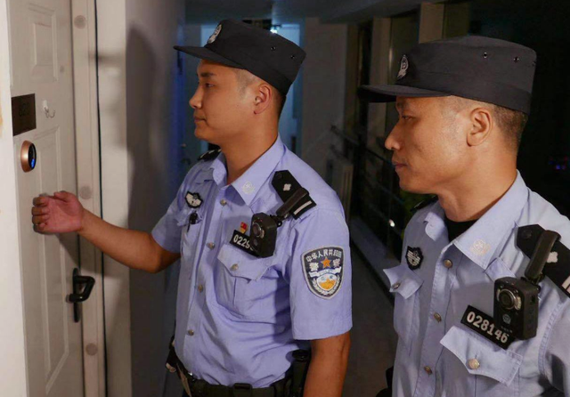 非夫妻开同1间客房,只登记1人身份信息,碰到警察查房会咋样?_腾讯新闻