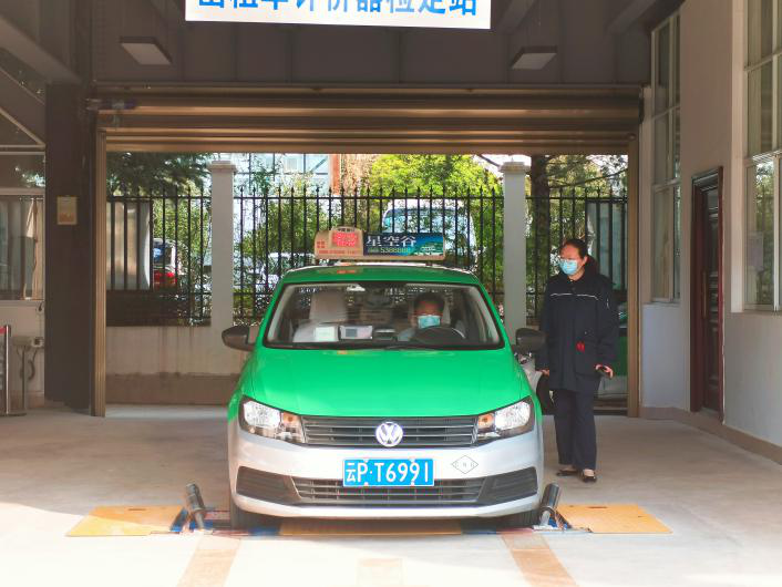 特别关注丽江突出便民惠民亲民确保出租车计价器年检工作到位