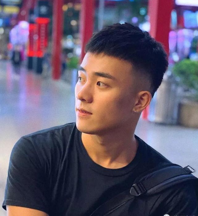 这种两侧剃光的发型更适合都市型男,对于造型追求高的男士