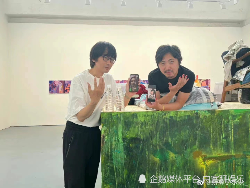 新裤子乐队成员庞宽,在一个箱子上直播吃喝拉撒居住两周!